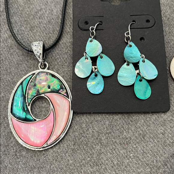 ๐ป3/$15 Silvertone Inlaid Shell Pendant with Shell Earring Set - Picture 6 of 7